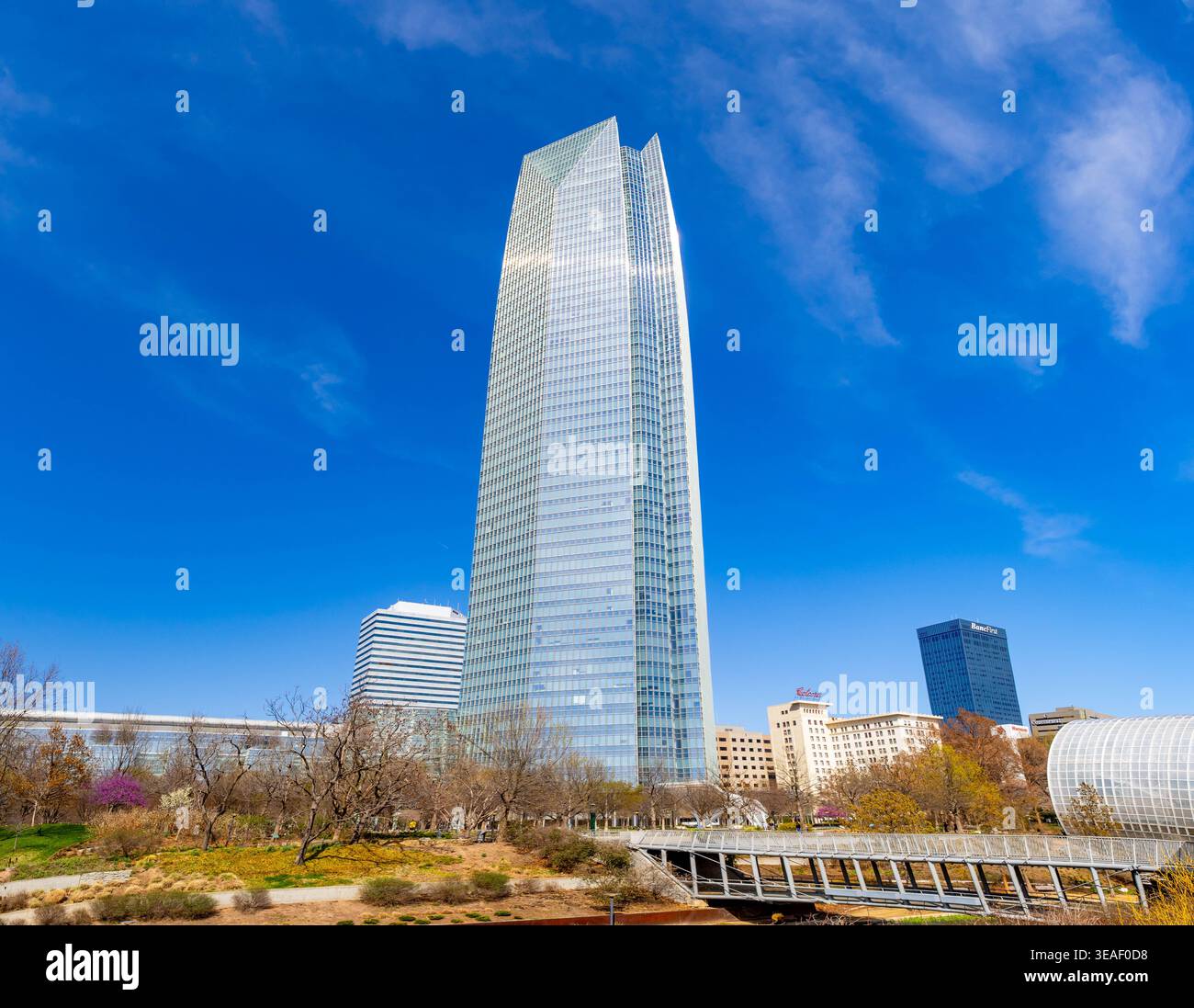 Oklahoma City, OK, USA - 9. März 2026: Das Devon Energy Center, auch bekannt als Devon Tower, erhebt sich in der Innenstadt von Oklahoma City in Oklahoma Stockfoto