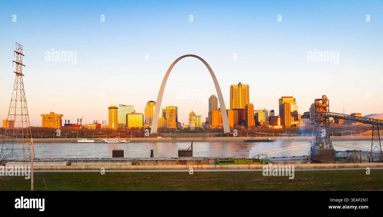 Blick auf den Gateway Arch bei Sonnenaufgang mit der Skyline von St. Louis in Missouri Stockfoto