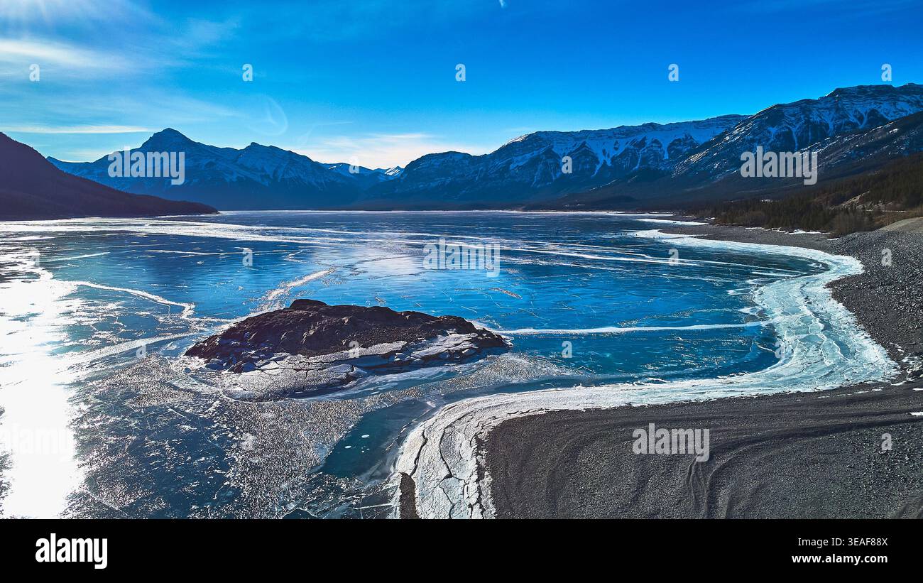 Luftgefrorener See mit Mountain Range und Rocky Shoreline im Winter Stockfoto