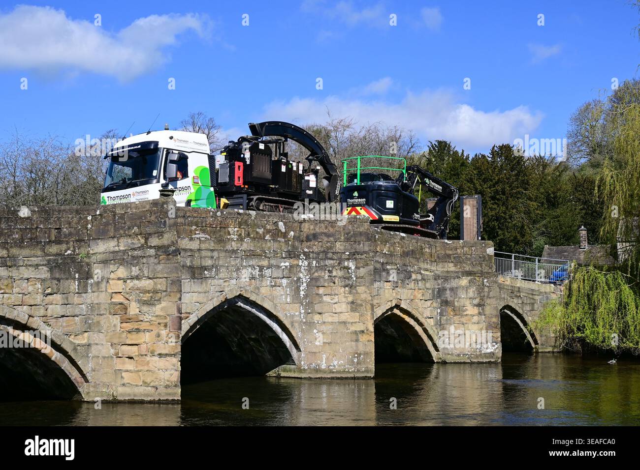 Bakewell Bridge. Eine alte malerische Steinbrücke über den Fluss Wye in Bakewell, Derbyshire, England, Großbritannien Stockfoto