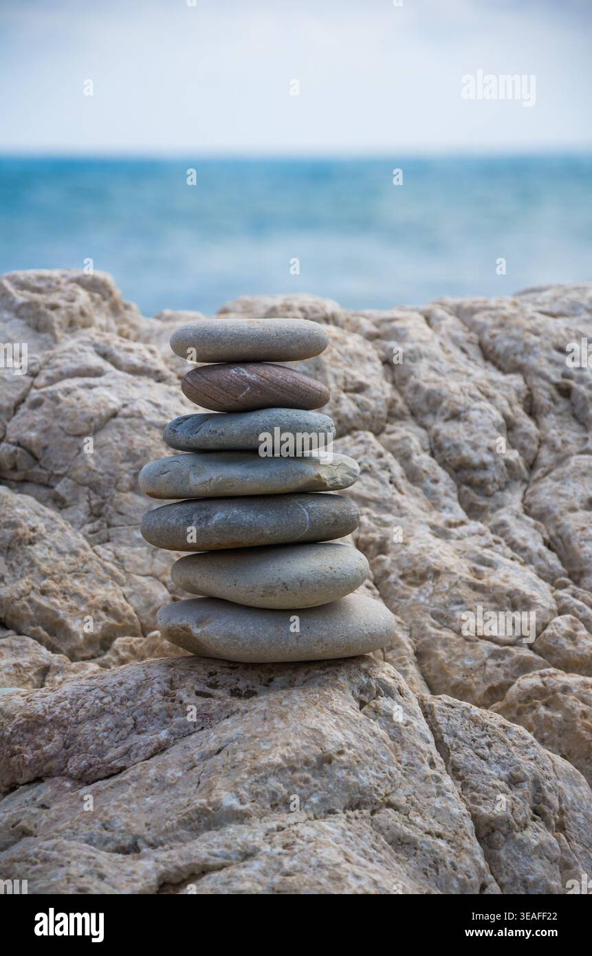 Gestapelte glatte Steine an der Küste von Rocky Beach Stockfoto