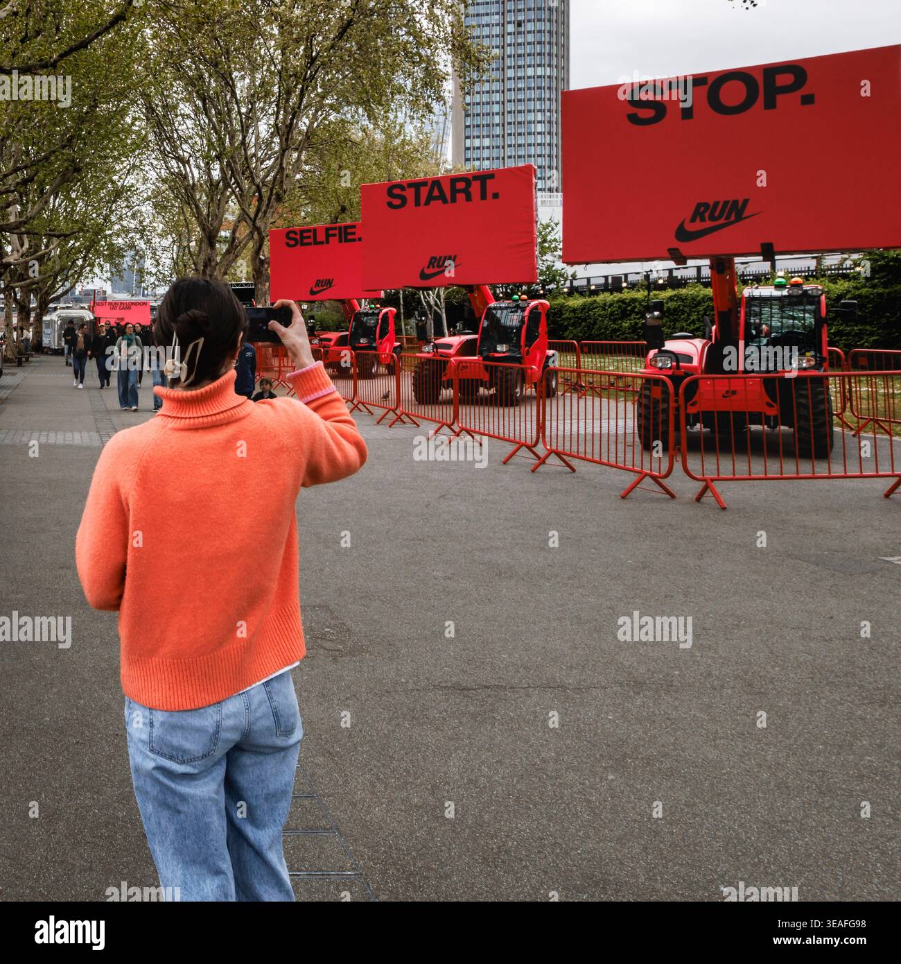 Werbetafeln der Nike Werbekampagne entlang der South Bank in London während der London Marathon Woche. Stockfoto