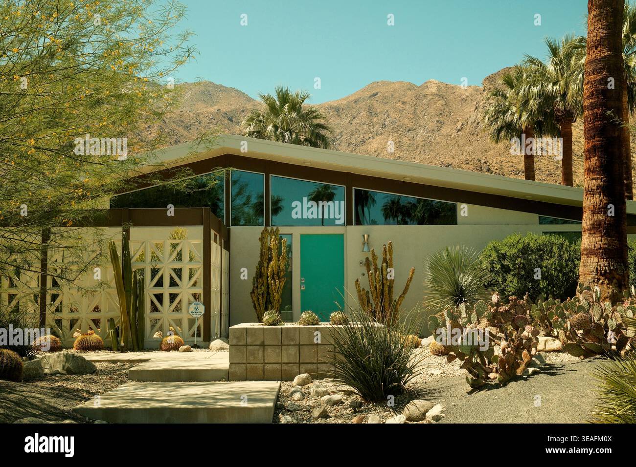Modernistisches Wüstenhaus mit Glasfassade und Landschaftsgarten in Palm Springs, Kalifornien, USA Stockfoto