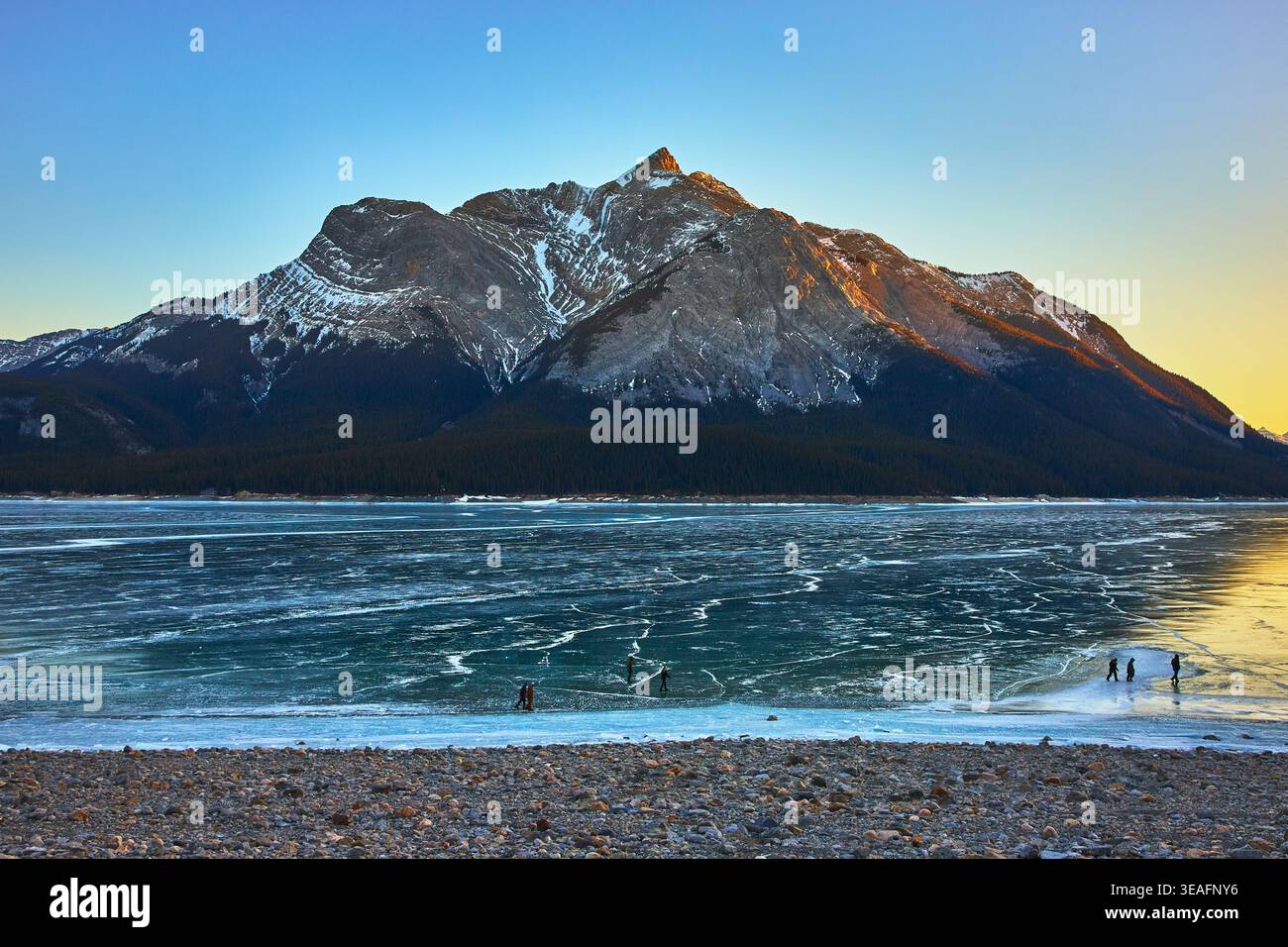 Frozen Lake Cracked Ice Mountain Sunset Winter Adventure Canada Stockfoto