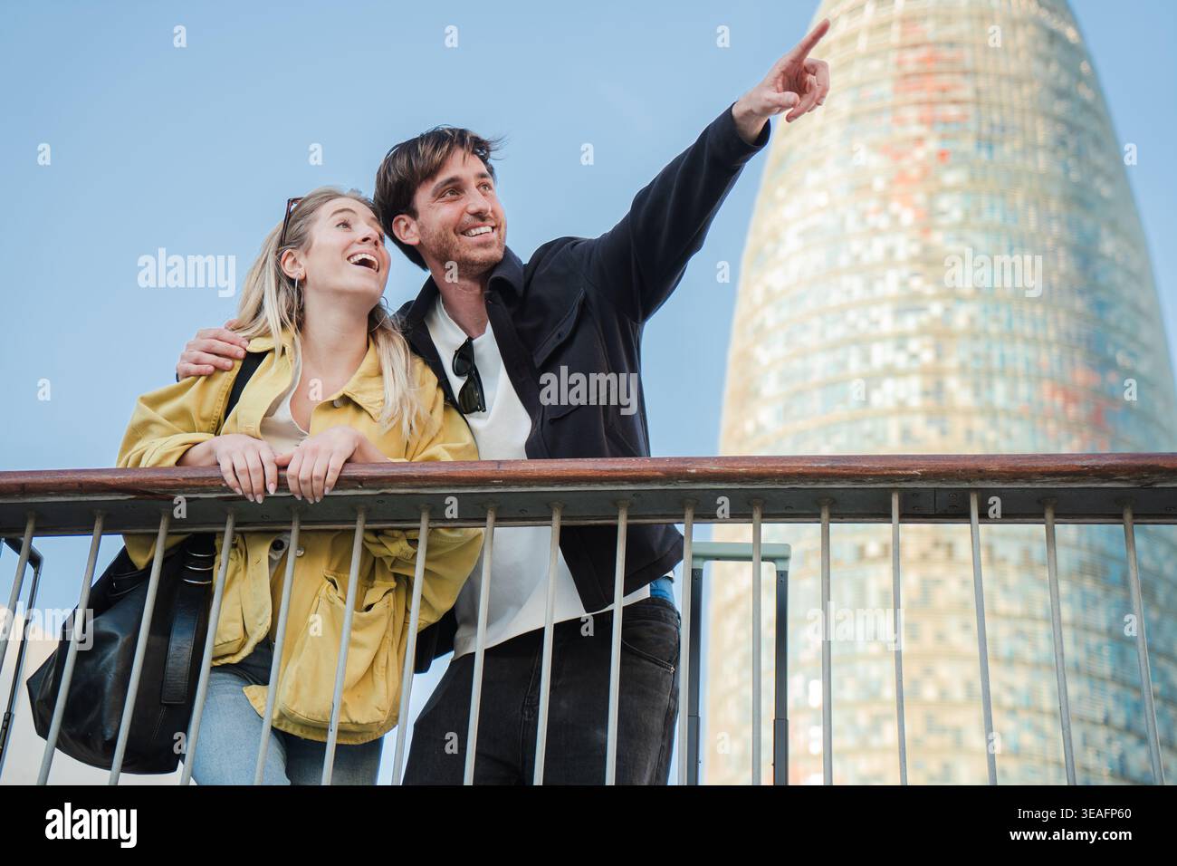 Fröhliche Paare, die schöne Momente teilen, während sie sich unterhalten und zusammen zeigen. Sie strahlen Liebe und Wärme aus, während sie ihre Zeit genießen Stockfoto