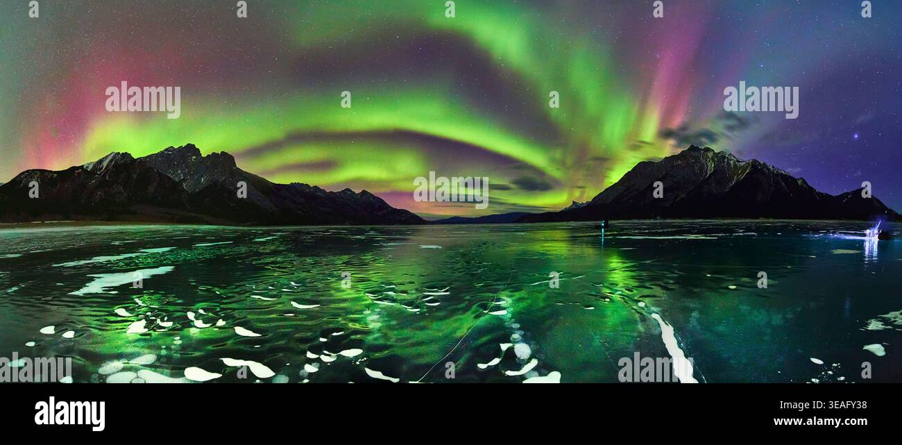 Panorama Der Nordlichter Über Gefrorenen See Mit Eisblasen Und Winterbergen Stockfoto