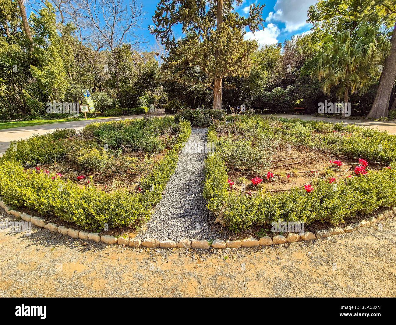 Symmetrische Gartenbeete mit Hecken und Kiesweg in Athen im Nationalgarten Stockfoto