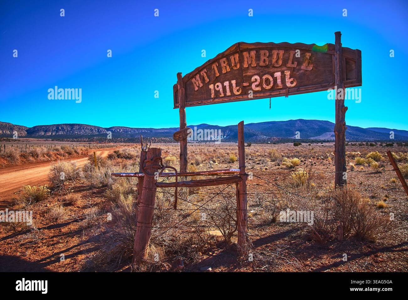 Mount Trumbull Arizona Historisches Holzschild Desert Road und raue Landschaft Stockfoto