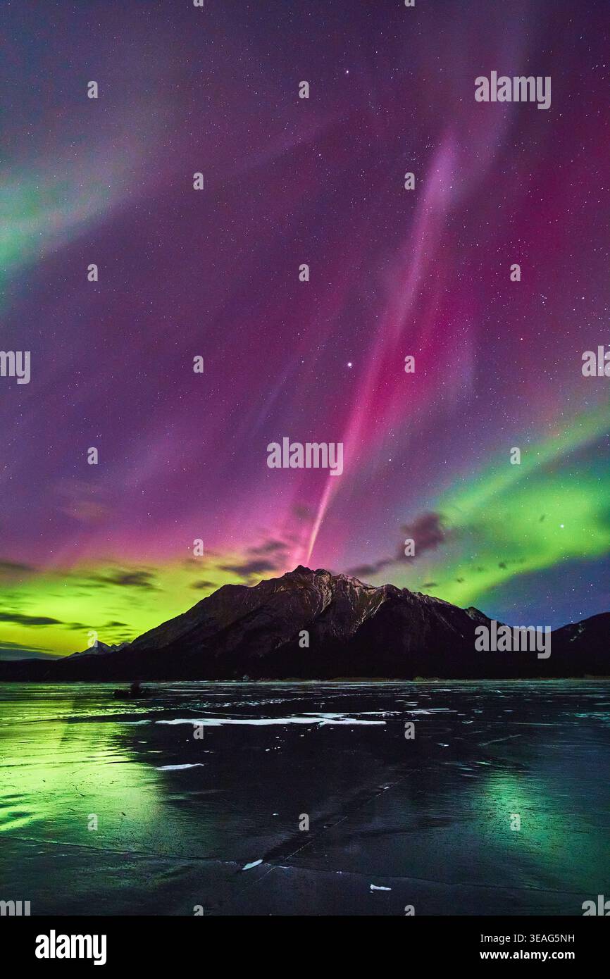 Nordlichter über gefrorenem See und Berg bei Nacht Winter Wilderness Landschaft Stockfoto