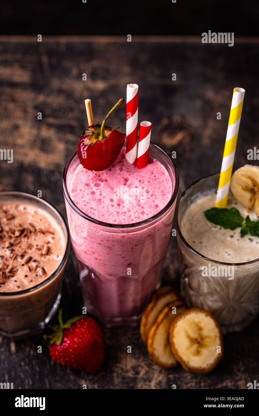 Milchshake aus Erdbeere, Banane und Schokolade Stockfoto