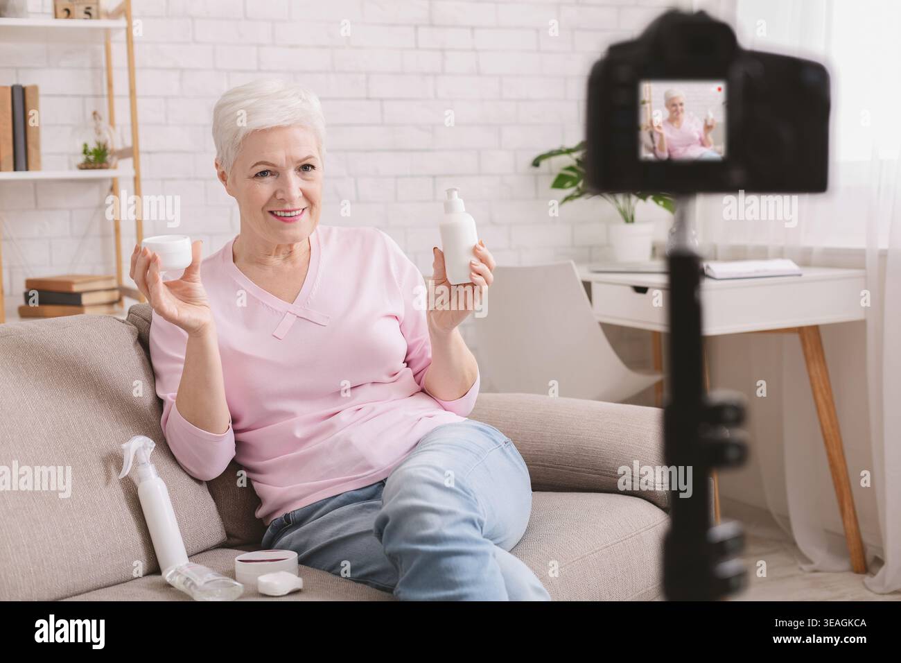 Senior Schönheit blogger live Broadcasting kosmetische Review video Stockfoto