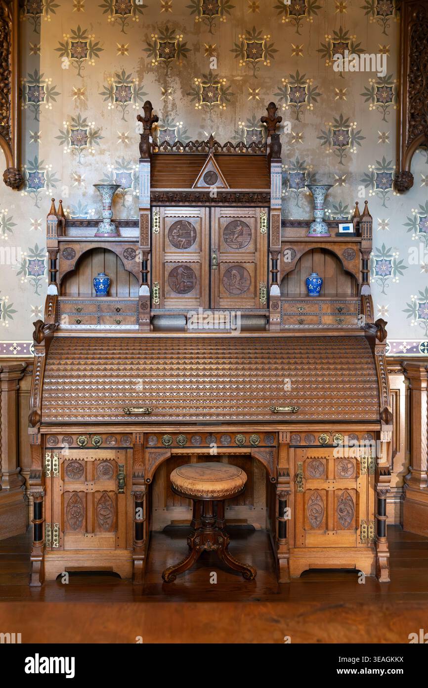 Viktorianischer gotischer Schreibtisch mit rollbarer Auflage in Tyntesfield, Somerset, Großbritannien Stockfoto
