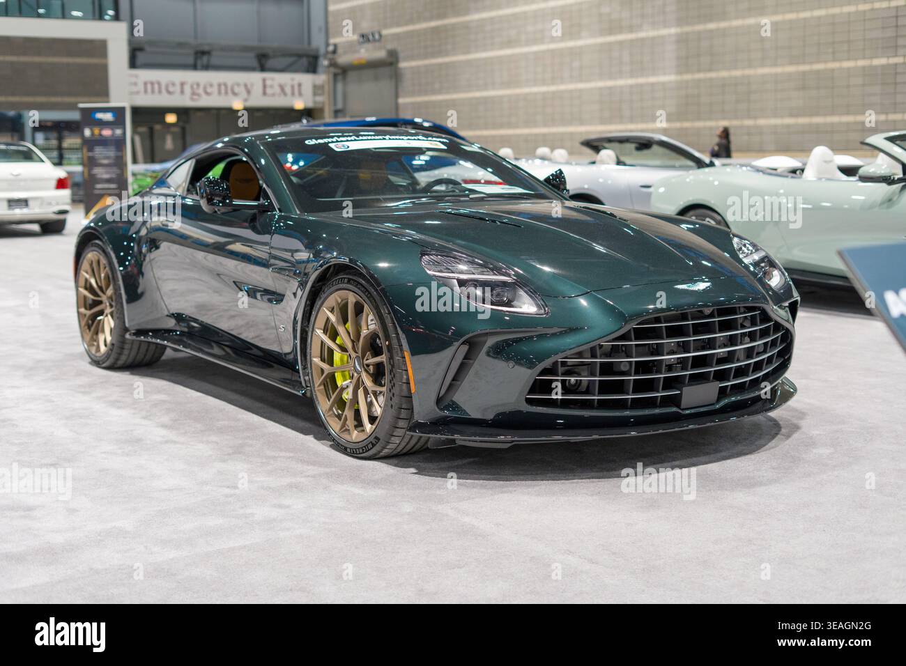 Chicago, IL, USA – 08. Februar 2026: Grüner Aston Martin Vantage Luxus-Sportwagen auf der Chicago Auto Show. Stockfoto