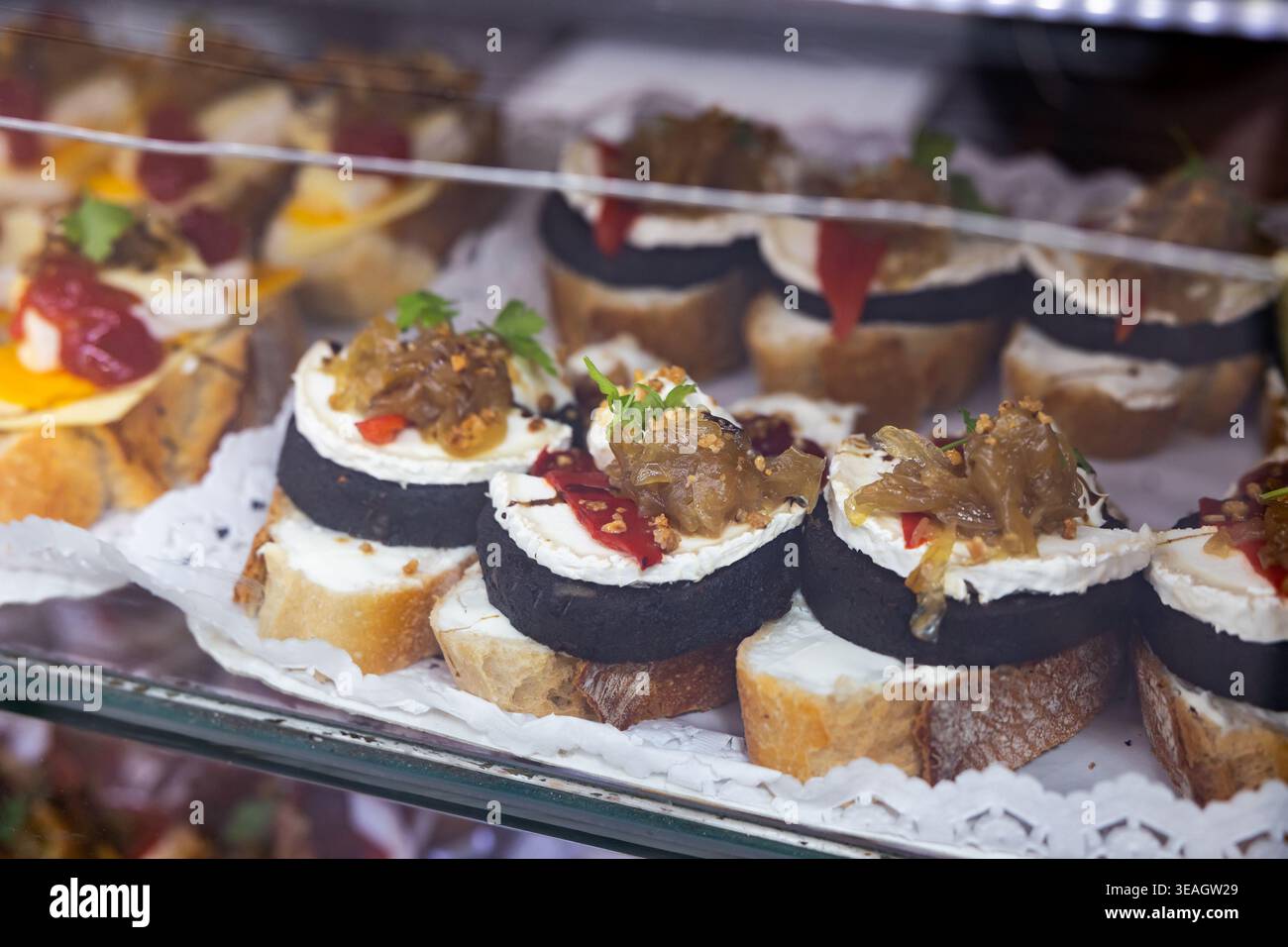 Spanischer Snack-Pincho im Fenster der Bäckerei Stockfoto