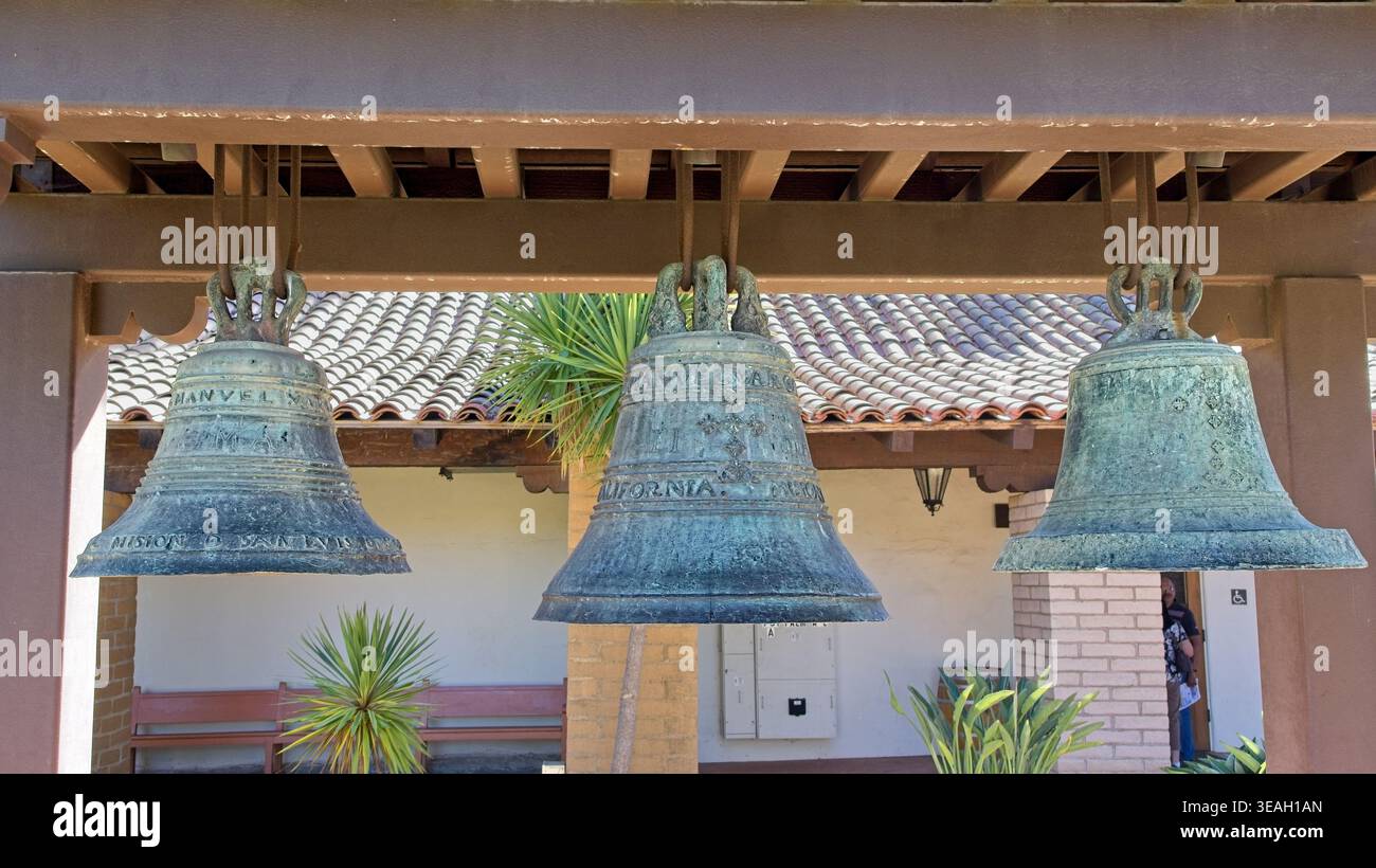 Im Garten der Mission San Luis Obispo – San Luis Obispo, Kalifornien, hängen die ursprünglich 1818 Kirchenglocken von Manuel Vargas aus Peru, Oktober 2025 Stockfoto