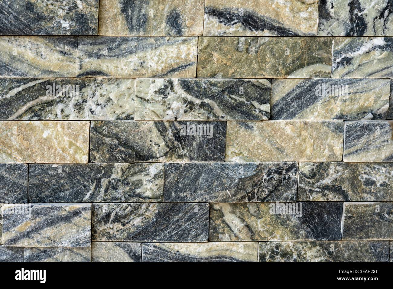Luxuriöse, gestapelte Marmor-Steinfurnier-Textur mit schwarzen, grauen und goldenen Adern Stockfoto