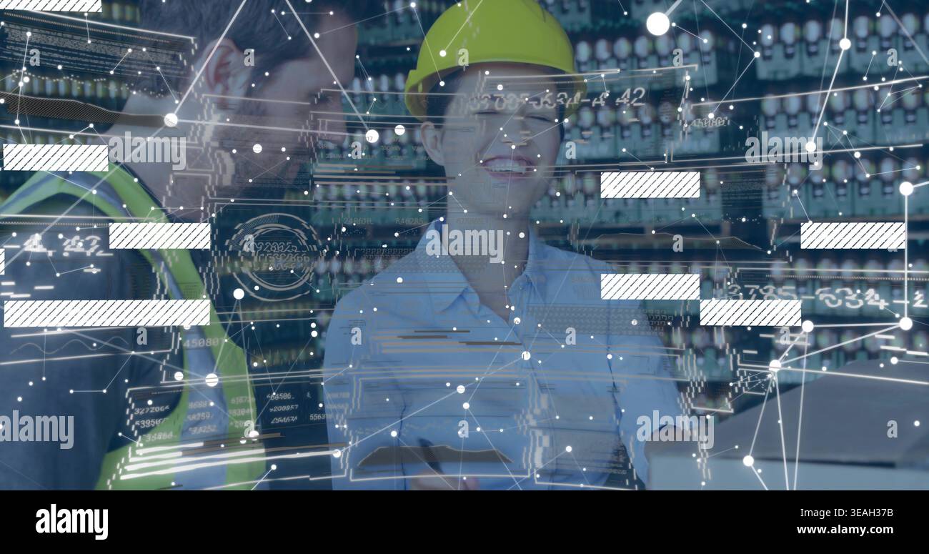 Inspektion von weiblichen Tabletteningenieuren mit gelbem Schutzhelm in Industrieanlagen mit HUD-Overlays Stockfoto