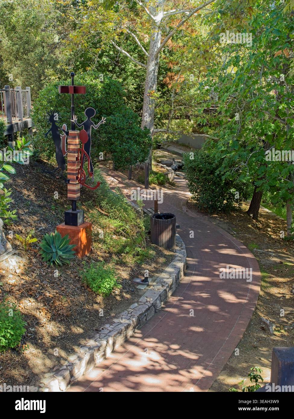 Öffentliche Kunst entlang des Stadtweges San Luis Obispo Creek – San Luis Obispo, Kalifornien, Oktober 2025 Stockfoto
