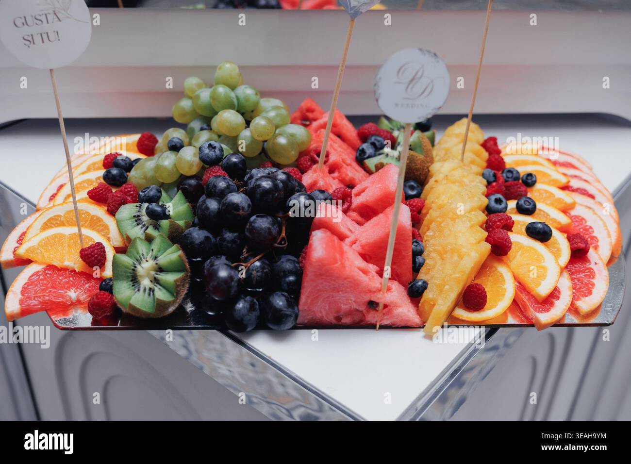 Lebendige Obstplatte. Lebendige Kollektion Frischer Früchte Auf Weißem Teller. Eine Energiegeladene Und Farbenfrohe Präsentation Mit Einer Reihe Von Reifeprodukten Stockfoto