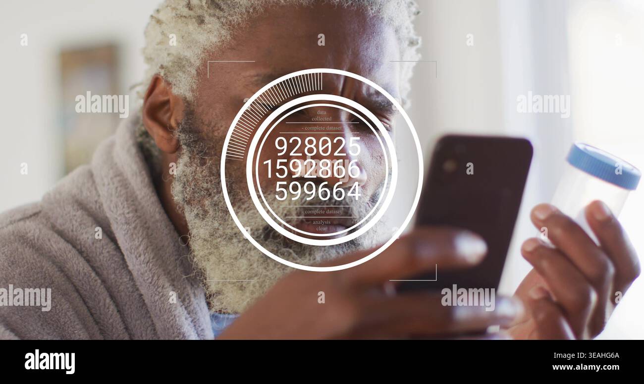 Das Telefon und das Probengefäß werden untersucht, ein mittelalter Mann, der in der Nähe des Fensters nach AR HUD scrollte und einen grauen Bademantel trug Stockfoto