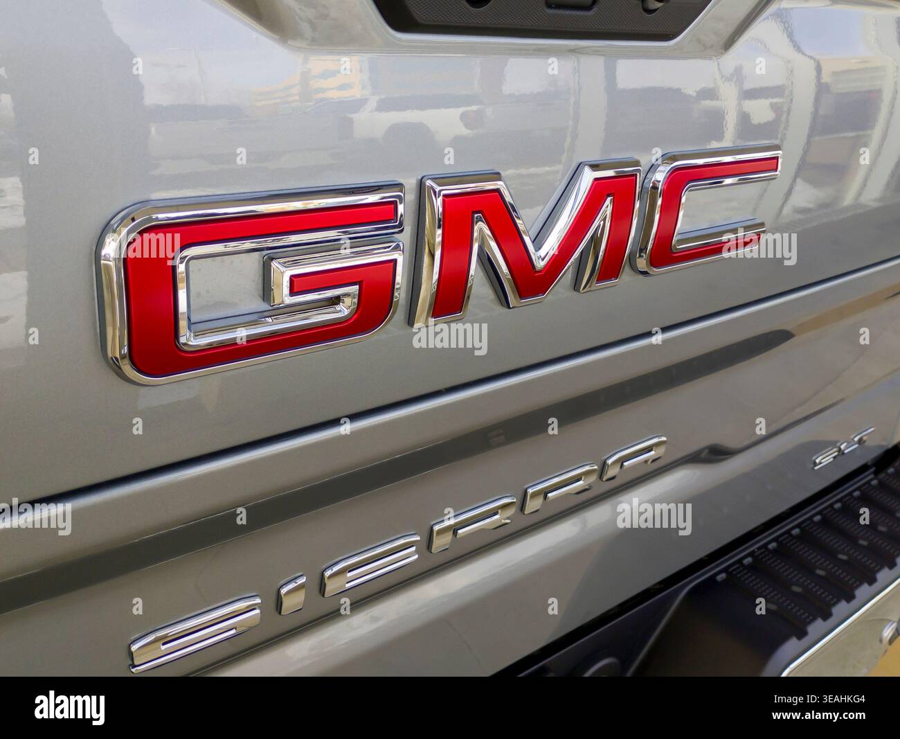Roseville, Minnesota. GMC. Logo auf einem neuen 2026 Sierra Truck auf dem Ausstellungsraum. Stockfoto