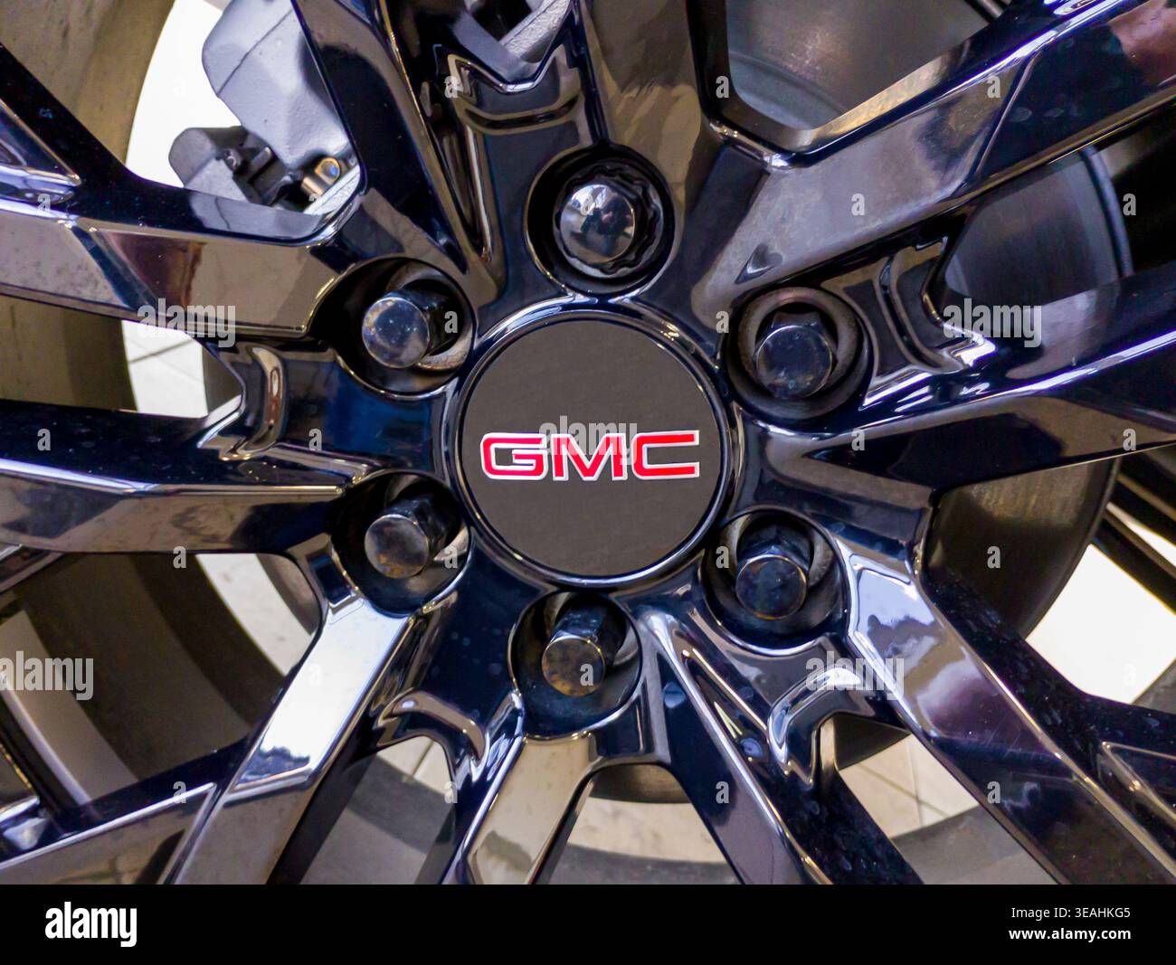 Roseville, Minnesota. Logo auf einem Rad eines neuen 2026 GMC SUV auf dem Ausstellungsraum. Stockfoto