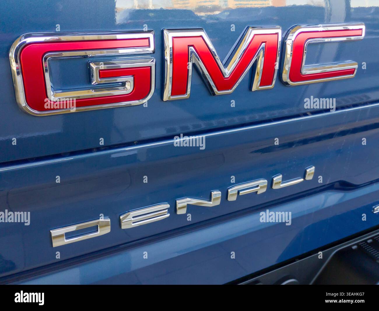 Roseville, Minnesota. GMC. Logo auf einem neuen Denali SUV 2026 auf dem Ausstellungsraum. Stockfoto