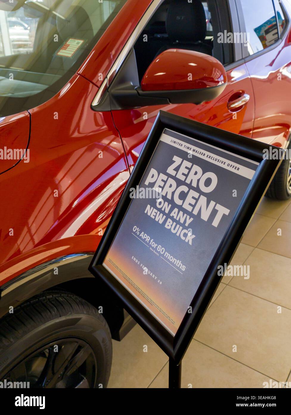 Roseville, Minnesota. 0 %-APR-Schild auf der Verkaufsfläche für einen neuen Buick bei einem GMC-Händler. Stockfoto