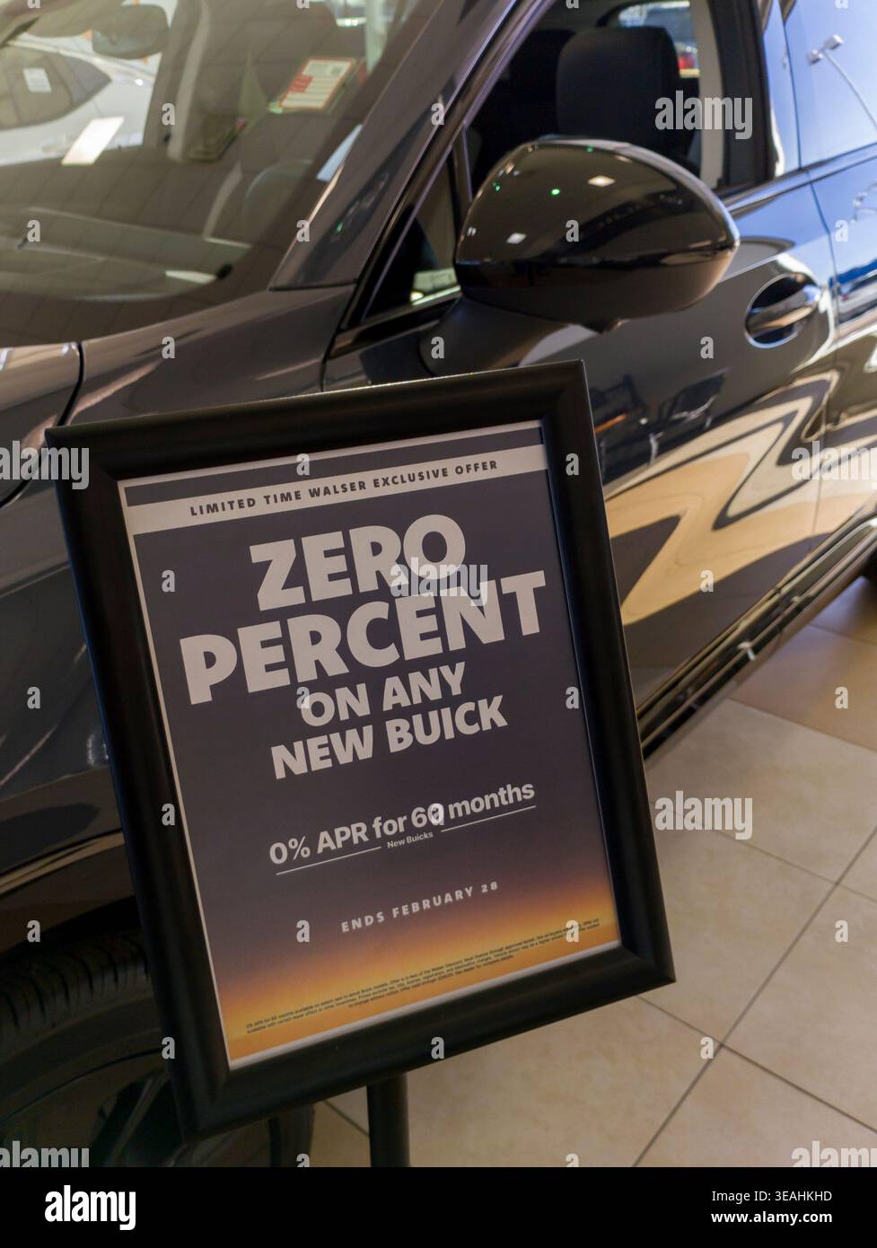 Roseville, Minnesota. 0 %-APR-Schild auf der Verkaufsfläche für einen neuen Buick bei einem GMC-Händler. Stockfoto