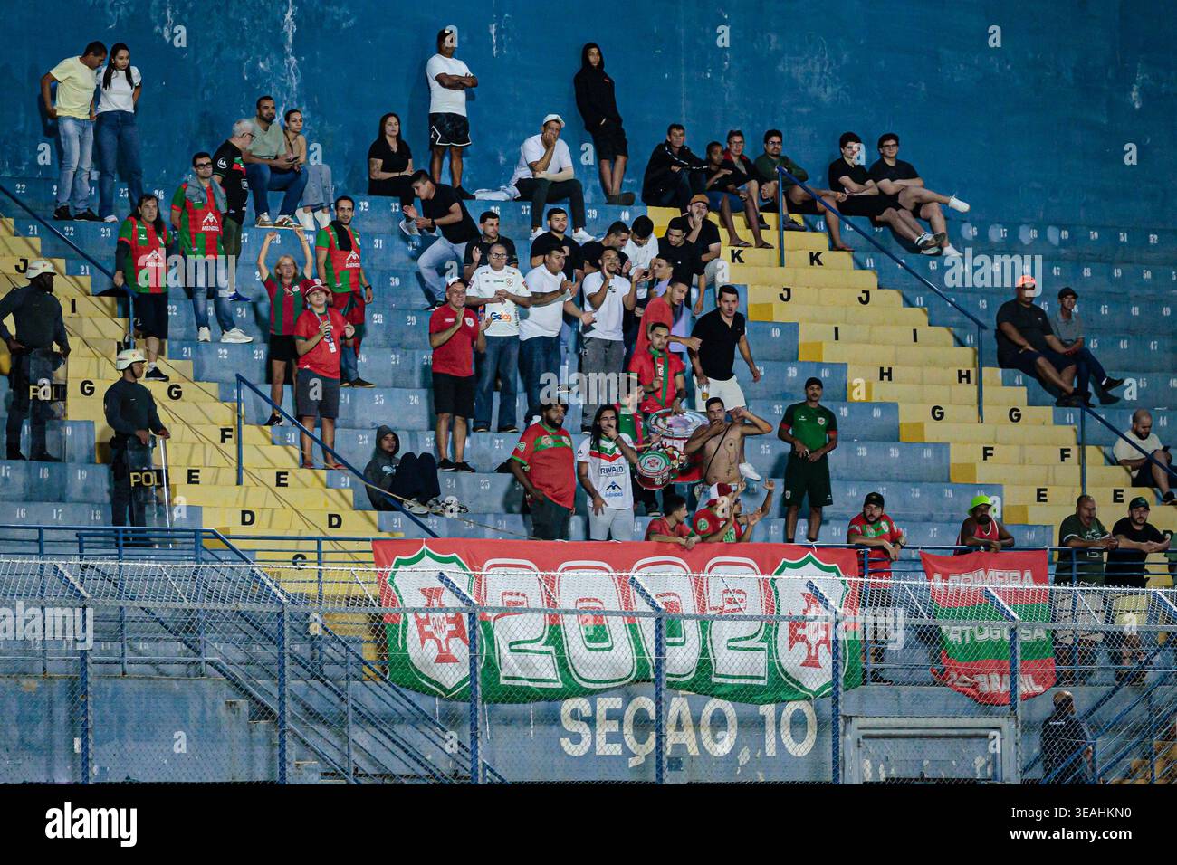 Marilia, Sao Paulo, Brasilien. April 2026. Marilia (SP), 04/22/2026 - Paulista A3/Marilia x Portuguesa Santista - Fans der Portuguesa Santista beim Spiel zwischen Marilia und Portuguesa Santista, gültig für das erste Teilstück des Endspiels der Paulista A3-Serie, das am Mittwoch, 22. April 2026 im Stadion Bento de Abreu in Marilia ausgetragen wurde. Quelle: Paulo H Dias/PhD Press/TheNews2. (Kreditbild: © PhD Press/TheNEWS2 via ZUMA Press Wire) NUR REDAKTIONELLE VERWENDUNG! Nicht für kommerzielle ZWECKE! Stockfoto