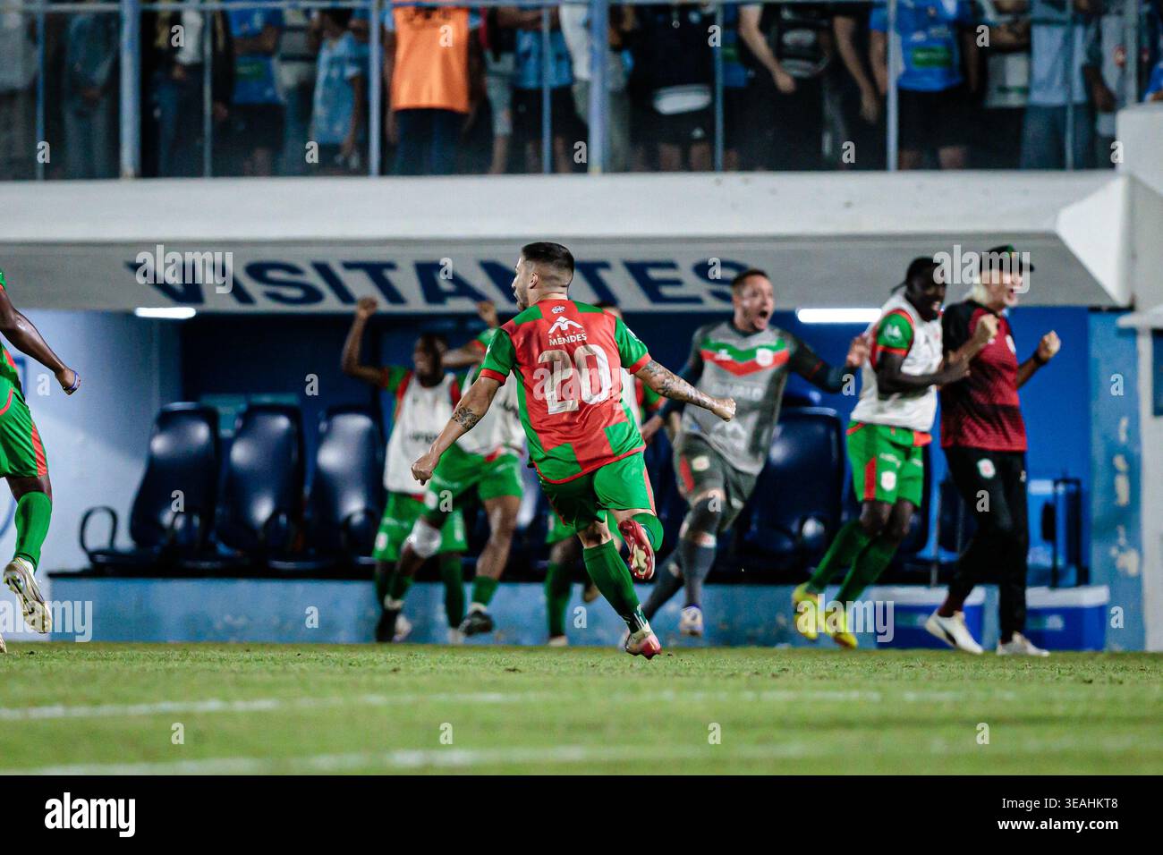Marilia, Sao Paulo, Brasilien. April 2026. Marilia (SP), 22/2026 - Paulista A3/Marilia vs Portuguesa Santista - Spieler Rafinha erzielt und feiert sein Tor im Spiel zwischen Marilia und Portuguesa Santista, gültig für die erste Etappe des Finales der Paulista A3-Serie, das am Mittwoch, den 22. April 2026 im Bento de Abreu-Stadion in Marilia ausgetragen wurde. Quelle: Paulo H Dias/PhD Press/TheNews2. (Kreditbild: © PhD Press/TheNEWS2 via ZUMA Press Wire) NUR REDAKTIONELLE VERWENDUNG! Nicht für kommerzielle ZWECKE! Stockfoto