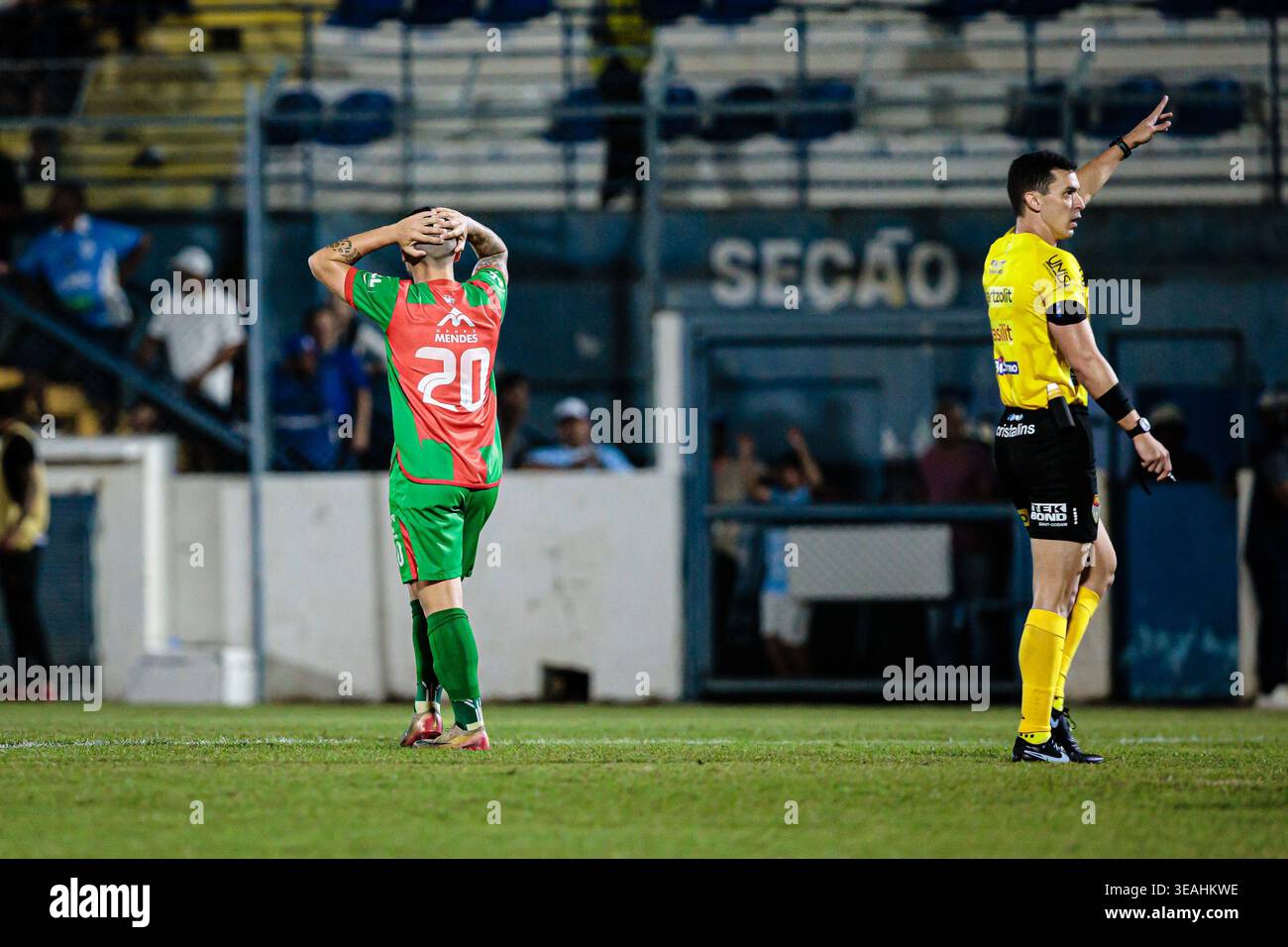 Marilia, Sao Paulo, Brasilien. April 2026. Marilia (SP), 22/2026 - Paulista A3/Marilia gegen Portuguesa Santista - Spieler Rafinha verpasst ein Tor im Spiel zwischen Marilia und Portuguesa Santista, das in der Nacht vom 22. April 2026 im Bento de Abreu Stadion in Marilia ausgetragen wurde. Quelle: Paulo H Dias/PhD Press/TheNews2. (Kreditbild: © PhD Press/TheNEWS2 via ZUMA Press Wire) NUR REDAKTIONELLE VERWENDUNG! Nicht für kommerzielle ZWECKE! Stockfoto