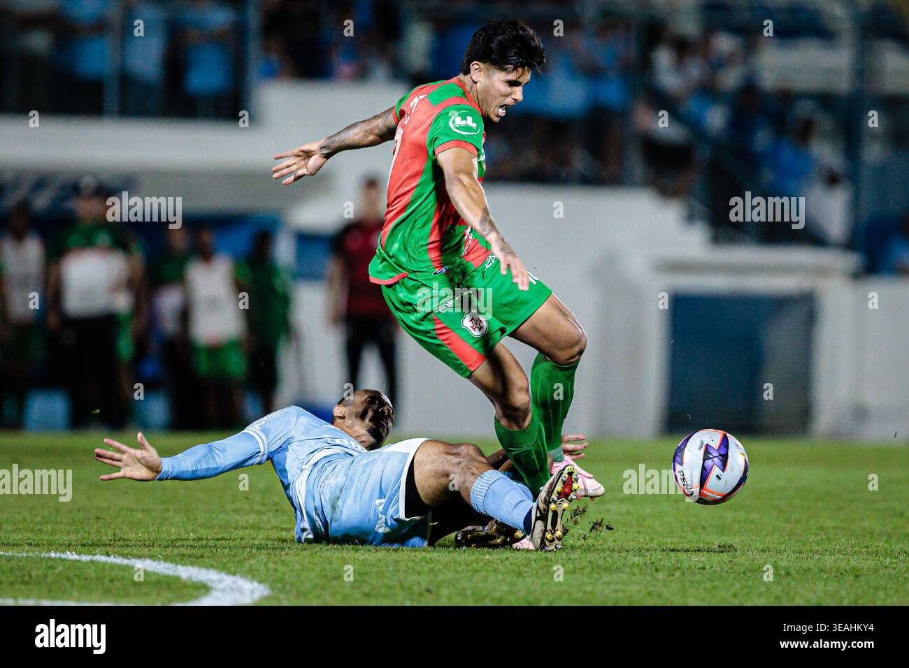 Marilia, Sao Paulo, Brasilien. April 2026. Marilia (SP), 22/2026 - Paulista A3/Marilia x Portuguesa Santista - Spieler Willian und Yohan Marcellus in einem Spiel zwischen Marilia und Portuguesa Santista, gültig für die erste Etappe des Finales der Paulista A3-Serie, das am Mittwoch, 22. April 2026 im Stadion Bento de Abreu in Marilia ausgetragen wurde. Quelle: Paulo H Dias/PhD Press/TheNews2. (Kreditbild: © PhD Press/TheNEWS2 via ZUMA Press Wire) NUR REDAKTIONELLE VERWENDUNG! Nicht für kommerzielle ZWECKE! Stockfoto