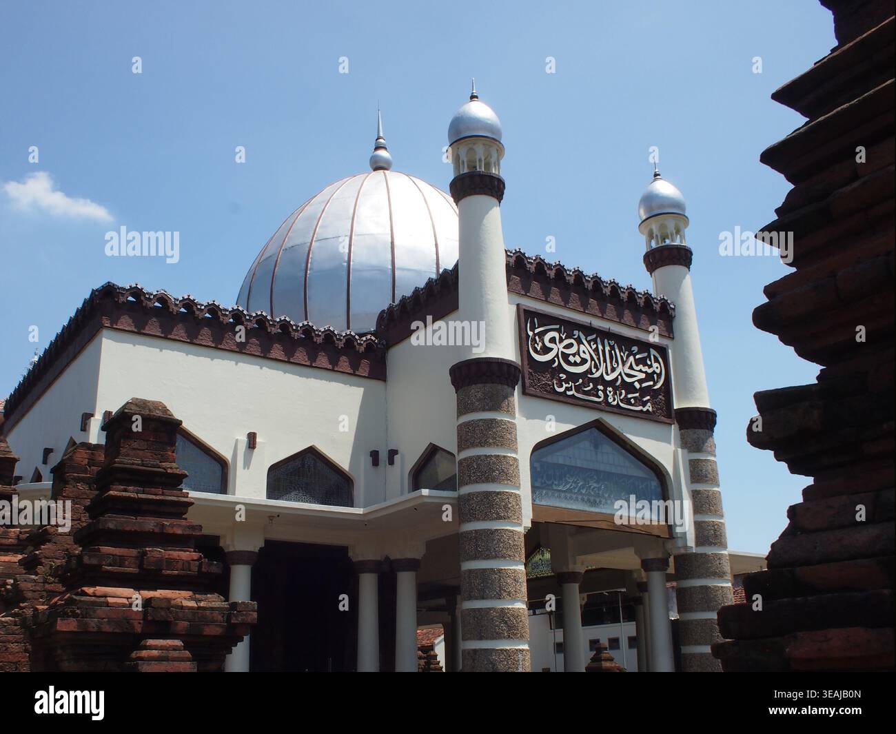 Ein Teil der Moschee. Die Bedeutung der arabischen Kalligraphie ist die Al-Aqso-Moschee, Menara Kudus Stockfoto