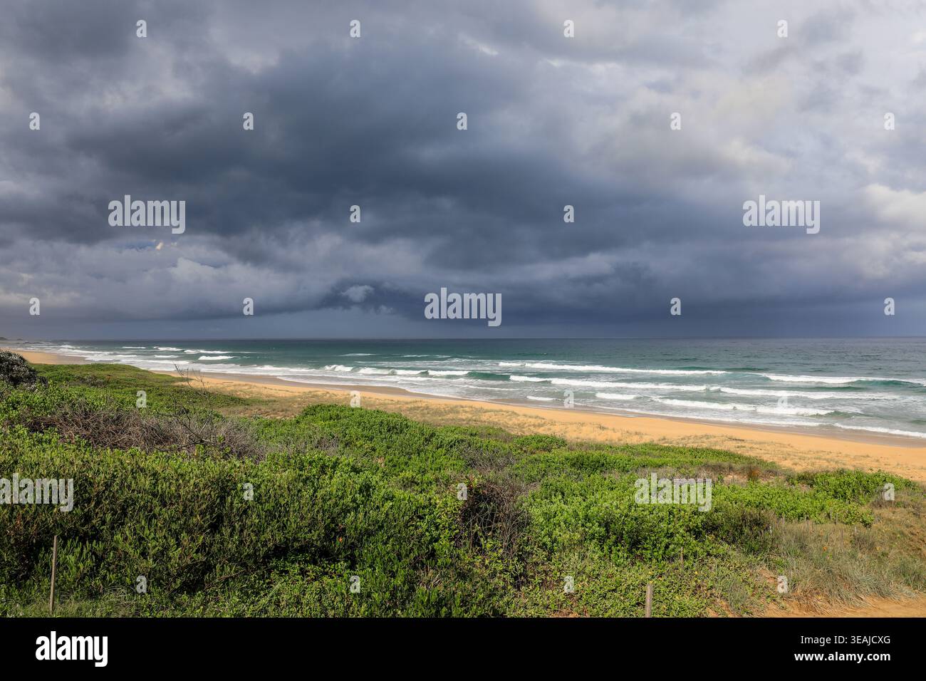 Dunkle stürmische Wolken bilden sich über North Beach in Mylestom, New South Wales, Australien. Dramatische Küstenszene, die das sich nähernde Wetter über dem Ozean zeigt. Stockfoto