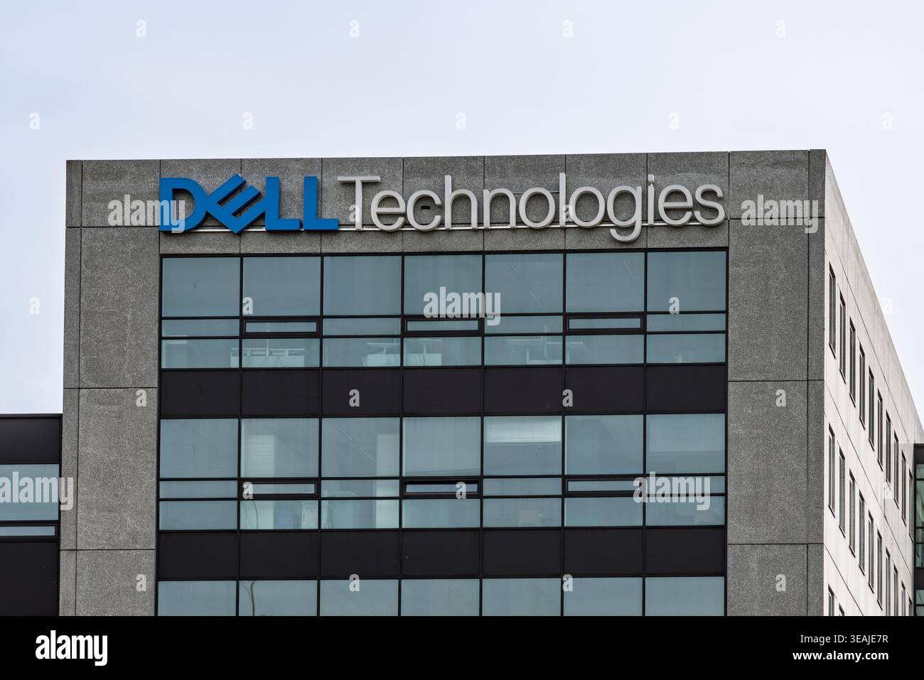 Das blaue Dell Technologies Logo auf der modernen Glas- und Betonfassade eines Bürogebäudes. Amsterdam, Niederlande - 11. April 2026. Stockfoto