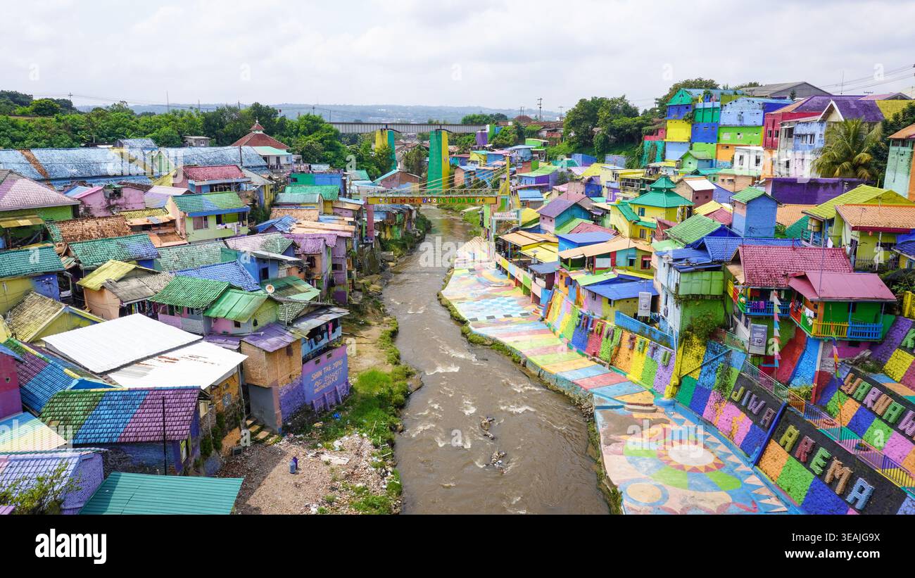 Das einzigartige Regenbogendorf (Kampung Pelangi oder Jodipan) am Ufer eines Flusses. Die dicht gepackten Häuser, einschließlich ihrer Dächer, Wände. Indonesien. Stockfoto
