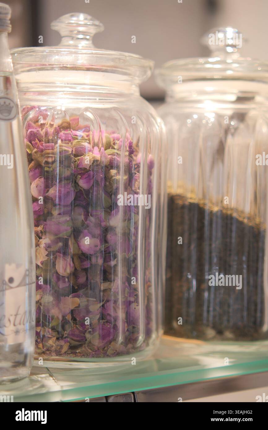 Glasgläser halten getrocknete Blumen und Kräuter in der Ladenpräsentation Stockfoto