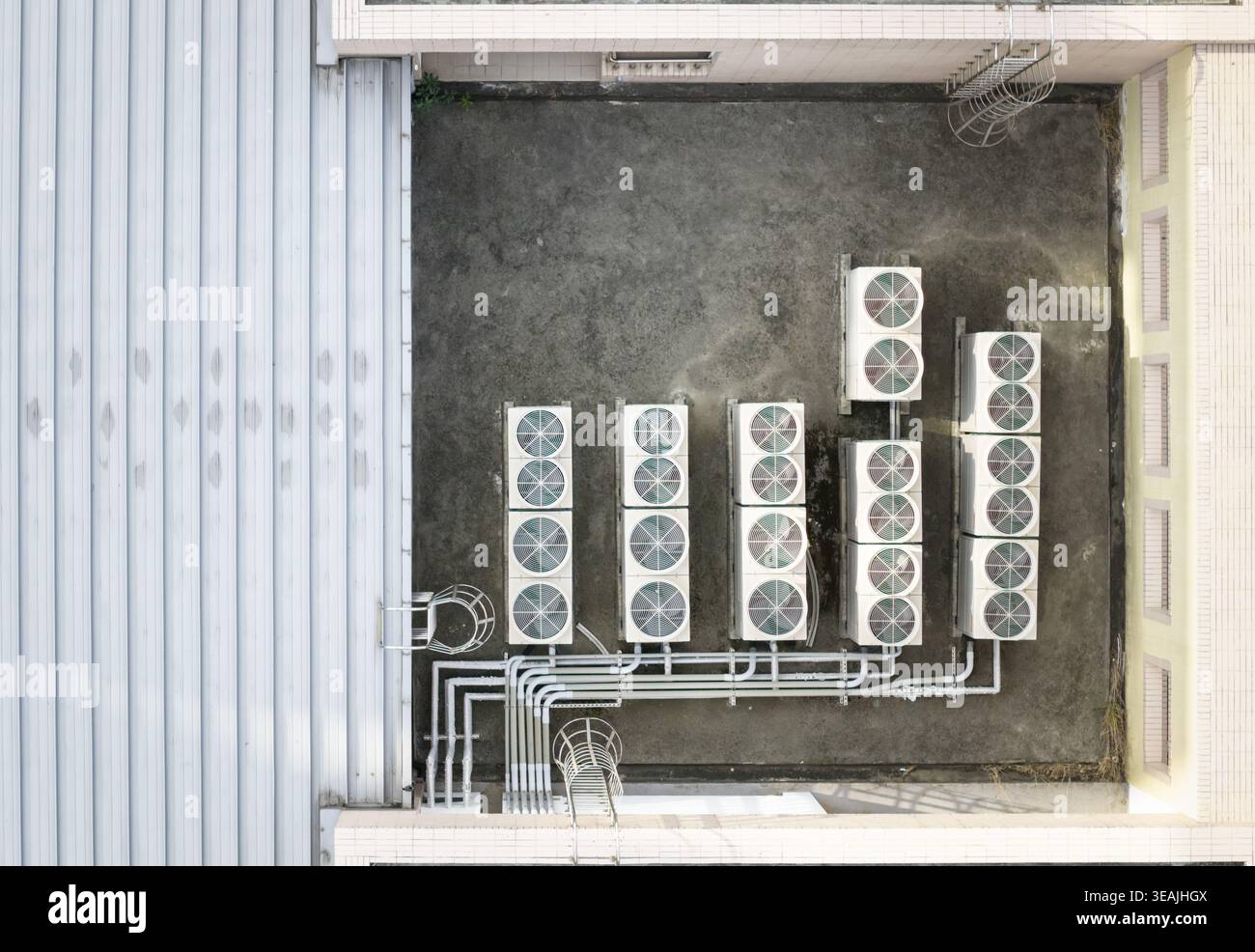 Luftaufnahme von industriellen Klimaanlagen und Metallrohren auf einem Gebäudedach in Taiwan. Stockfoto
