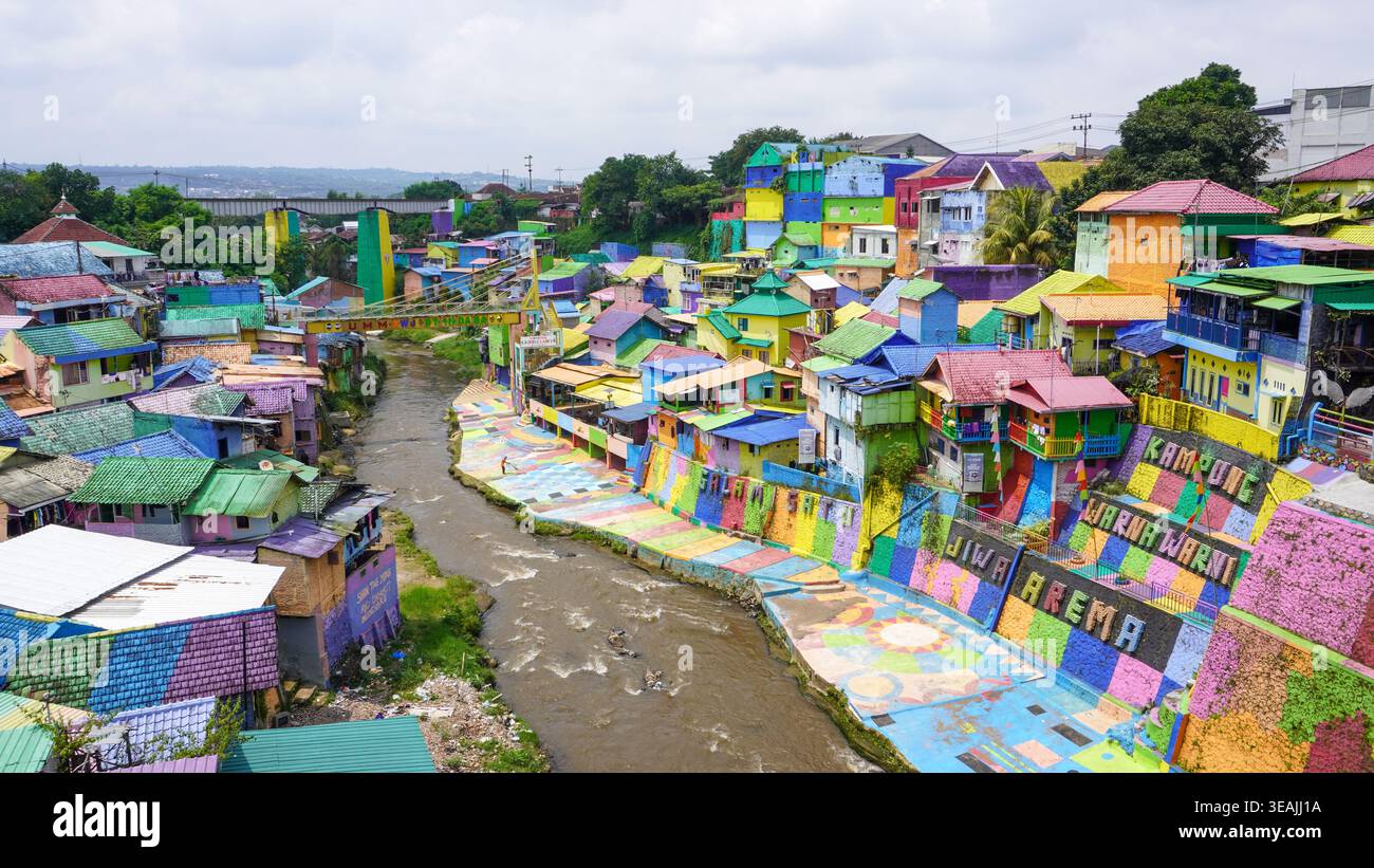 Das einzigartige Regenbogendorf (Kampung Pelangi oder Jodipan) am Ufer eines Flusses. Die dicht gepackten Häuser, einschließlich ihrer Dächer, Wände. Indonesien. Stockfoto