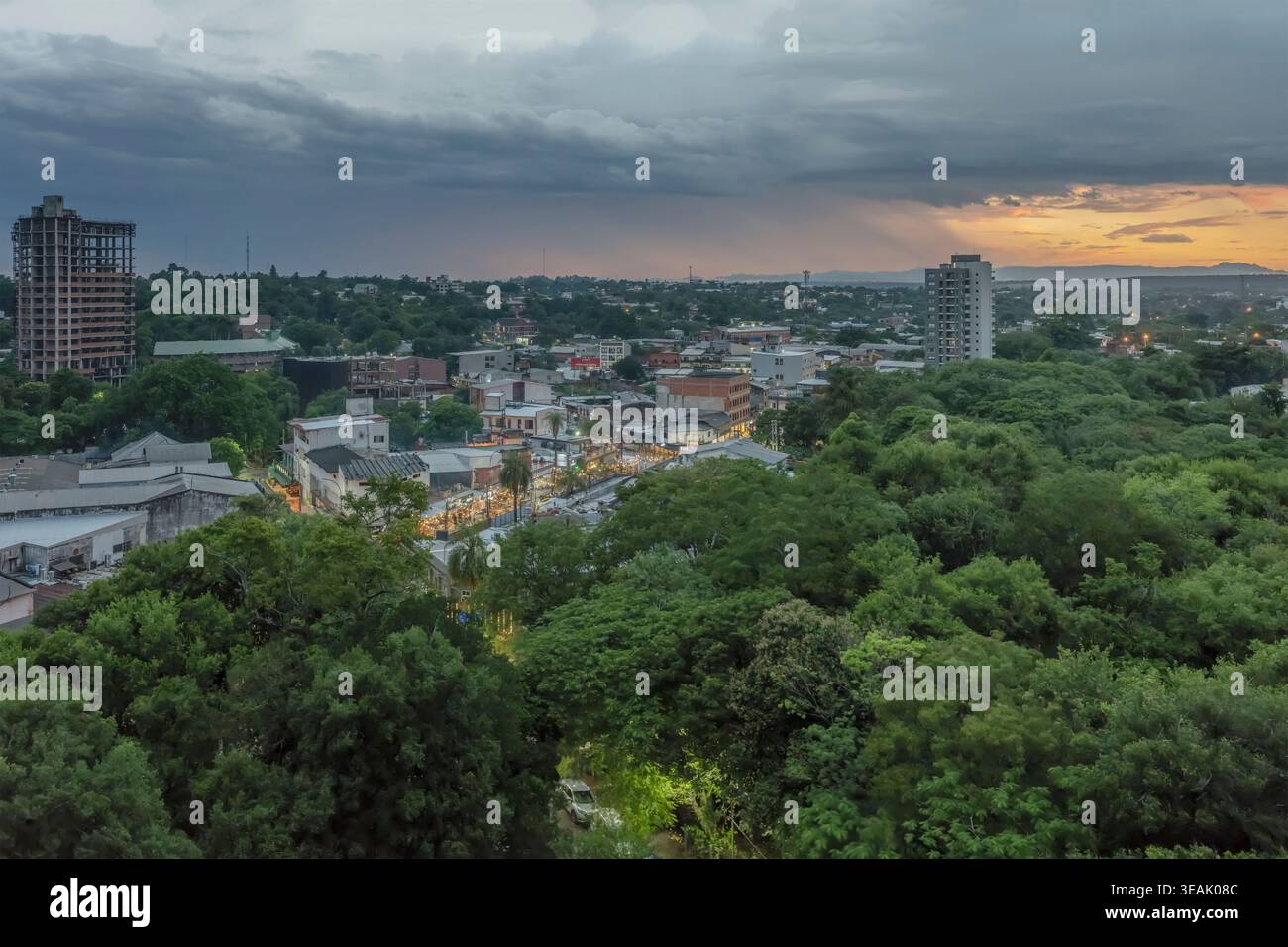 PUERTO IGUAZU, 29. januar 2026; redaktionelles Stadtbild mit Abendlichtern im touristischen Stadtzentrum, umgeben von subtropischem Regenwald, aufgenommen bei Dämmerung in Brig Stockfoto
