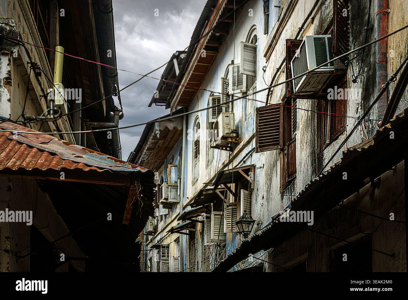 Blick auf heruntergekommene Gebäude in Stone Town, Sansibar, Tansania Stockfoto