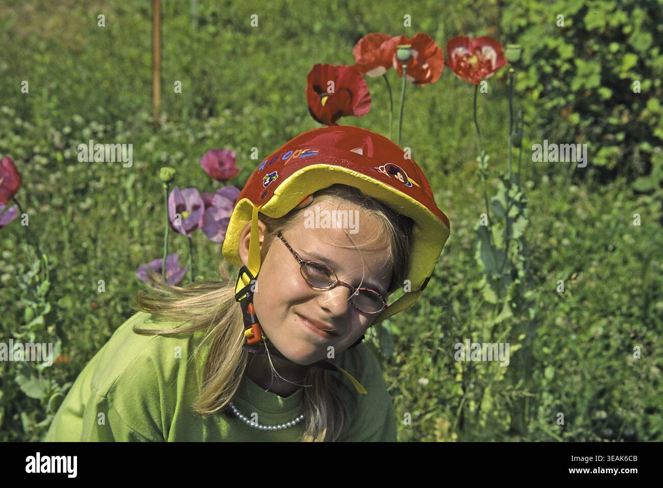 Mädchen mit Fahrradhelm Stockfoto
