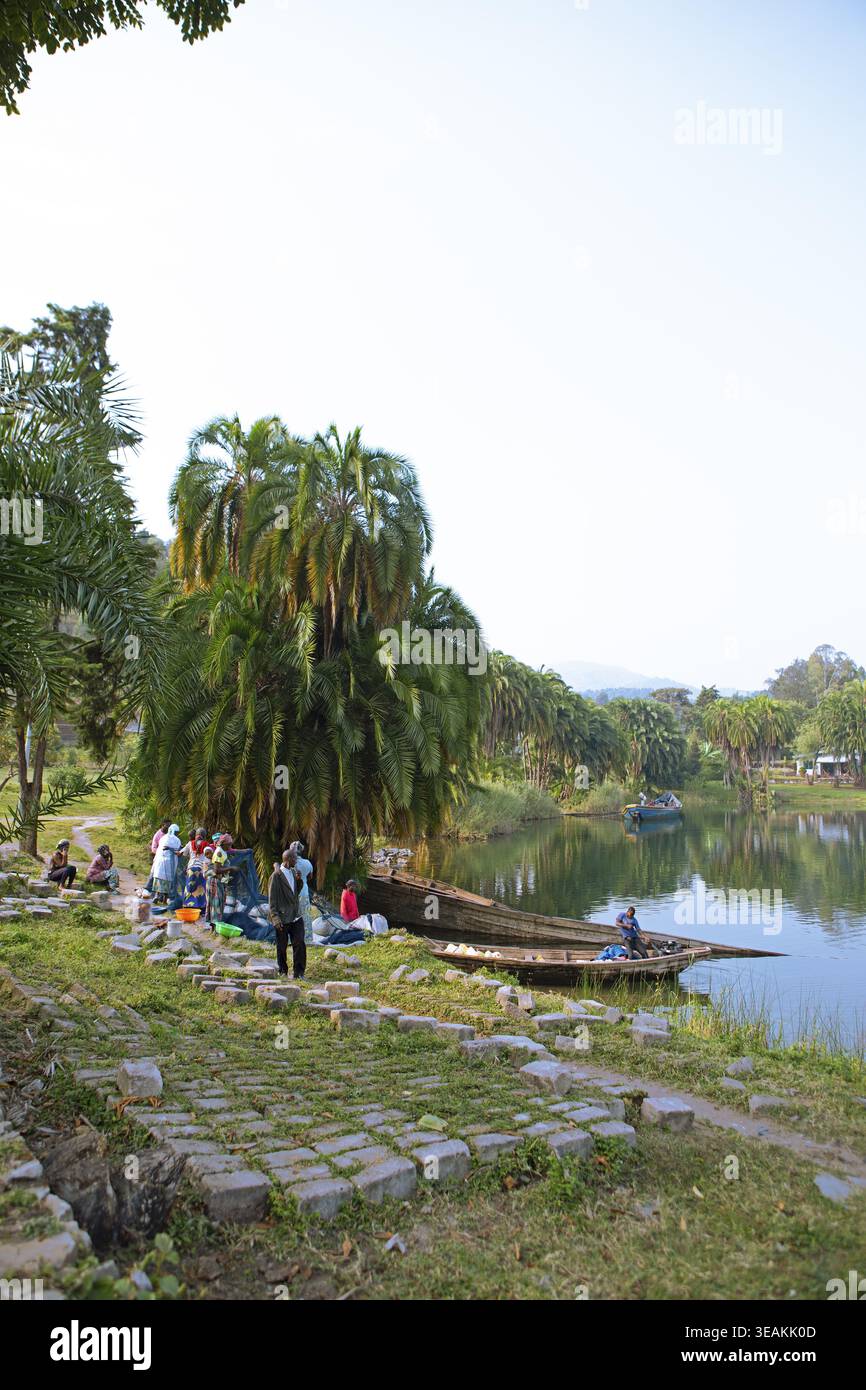 Ruandische Männer und Frauen befreien Fischernetze von Fischen an den Ufern des Kivu- oder Kivu-Sees, Kibuye oder Karongi, Ruanda Stockfoto