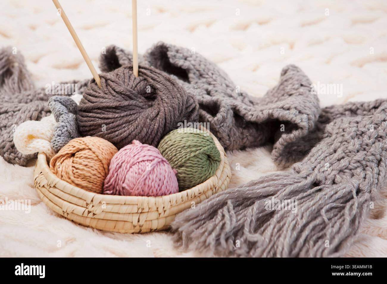 Gestrickte Gegenstände auf einem Bett Stockfoto