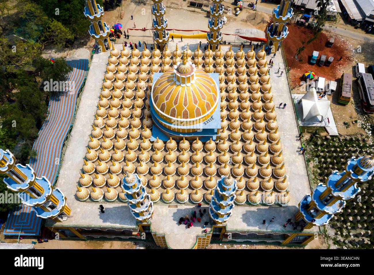 Aus der Vogelperspektive auf die große Moschee mit goldenen Kuppeln, die unter der Sonne glitzern, Tangai, ein Leuchtturm des Glaubens und architektonischen Wunders Stockfoto