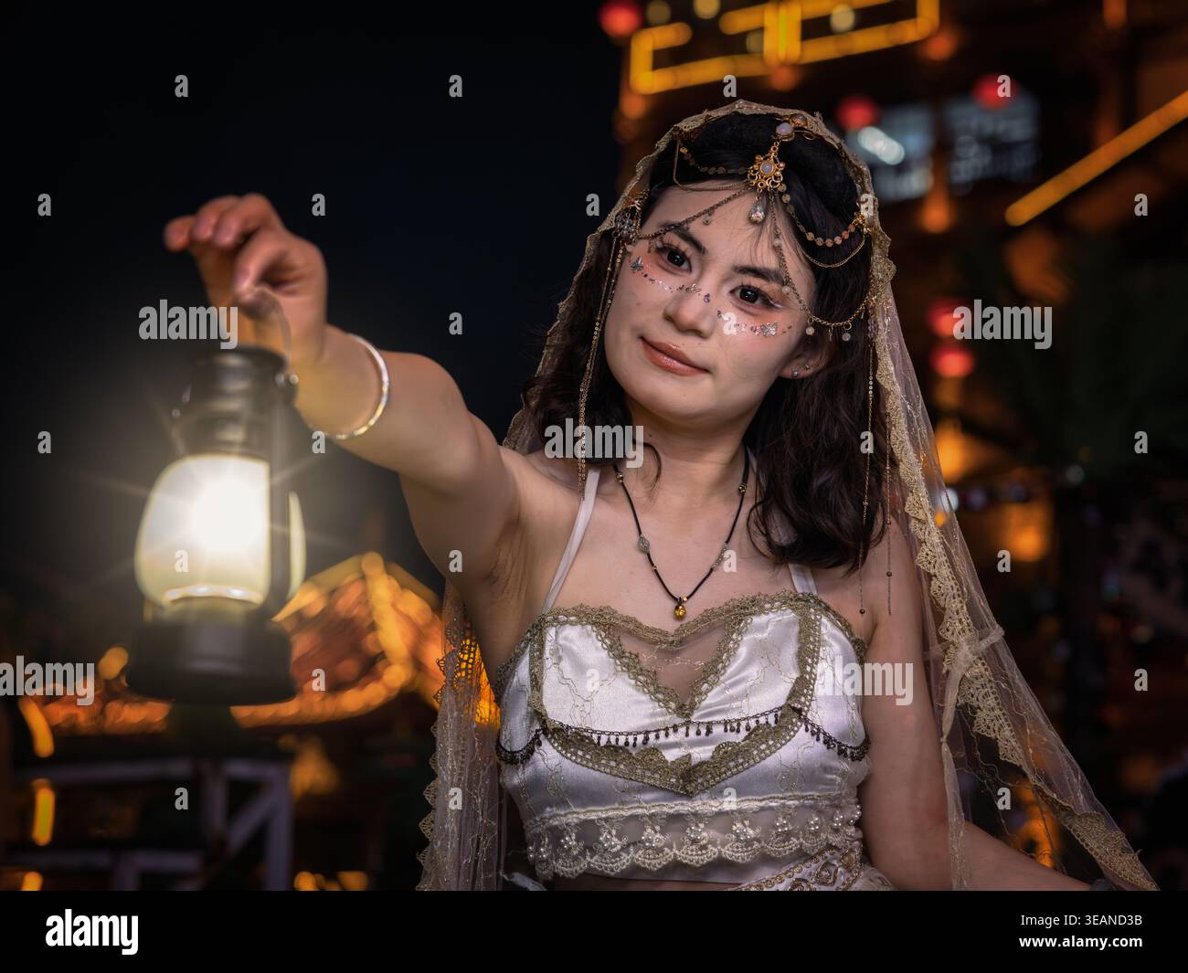 Chinesin in Hochzeitskleidung, die nachts eine Lampe hält, Chongqing, China Stockfoto