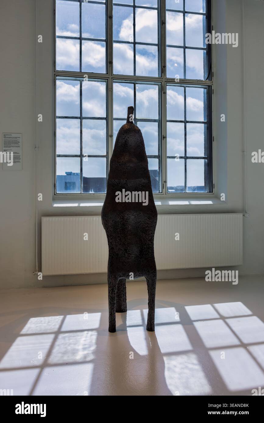Moderne dunkle Skulptur im Inneren der Galerie, Brandts Klædefabrik, Odense, Dänemark Stockfoto