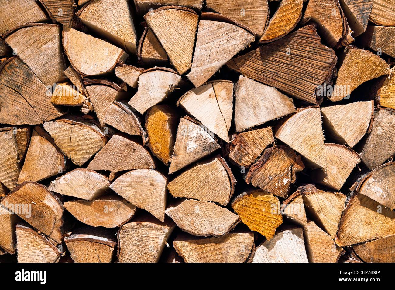 Nahaufnahme von stapeltem Brennholz, Dänemark Stockfoto