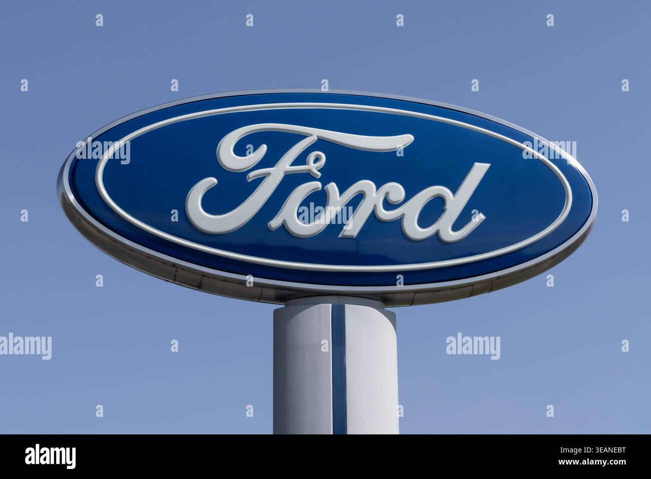 Logansport - 22. April 2026: Ford Blue Oval Logo. Die Ford Motor Company begann bereits 1927 mit dem legendären Blue Oval Logo. Stockfoto
